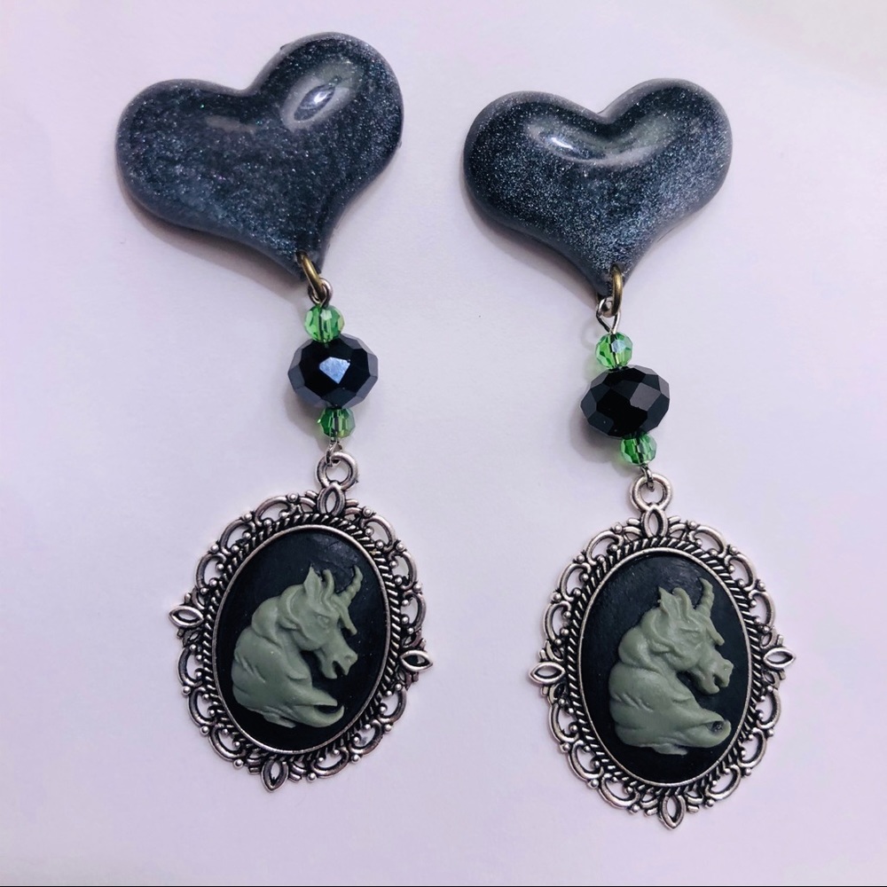 Army olive green black unicorn cameo heart earring lady carved framed - Picture 2 of 3